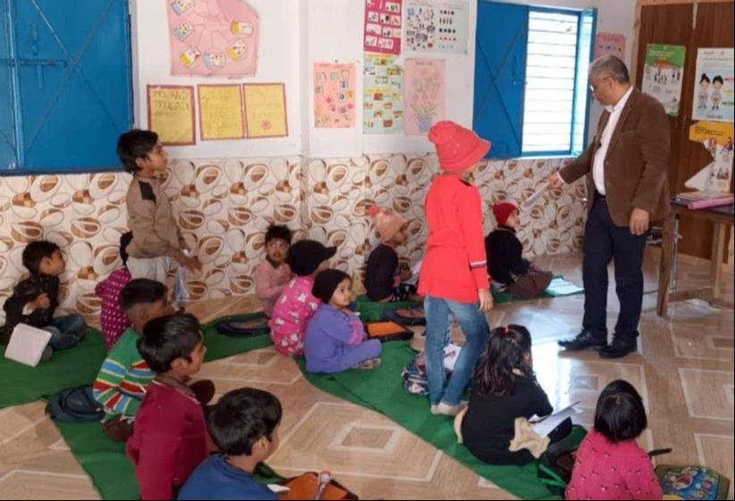 कांधला क्षेत्र के गांव जसाला प्राथमिक स्कूल में निरीक्षण के दौरान  छात्र से सवाल पुछते  सीडीओ व