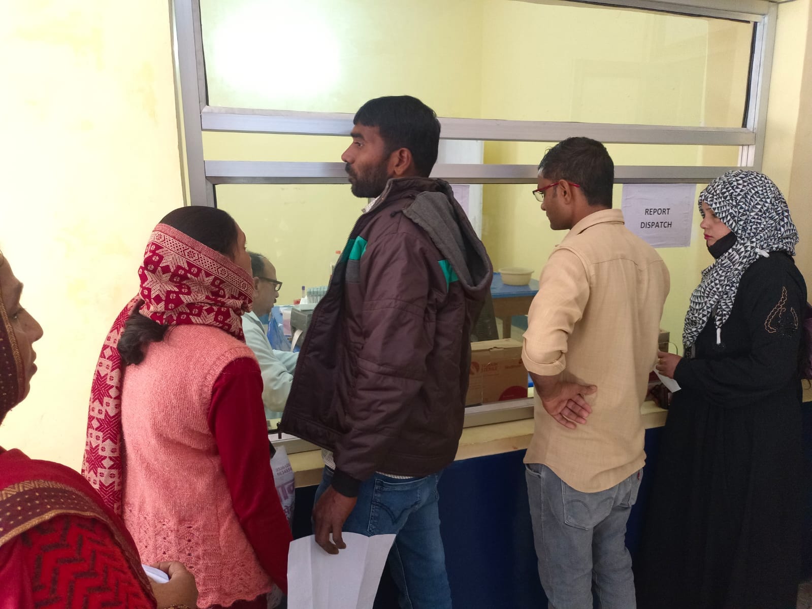 मेडिकल कॉलेज में दोपहर 1 बजे अल्टासाउड कक्ष के बाहर चिकित्सक के इंतजार में बैठे मरीज । संवाद मेडिकल कॉलेज में दोपहर 1 बजे अल्टासाउड कक्ष के बाहर चिकित्सक के इंतजार में बैठे मरीज । संवाद