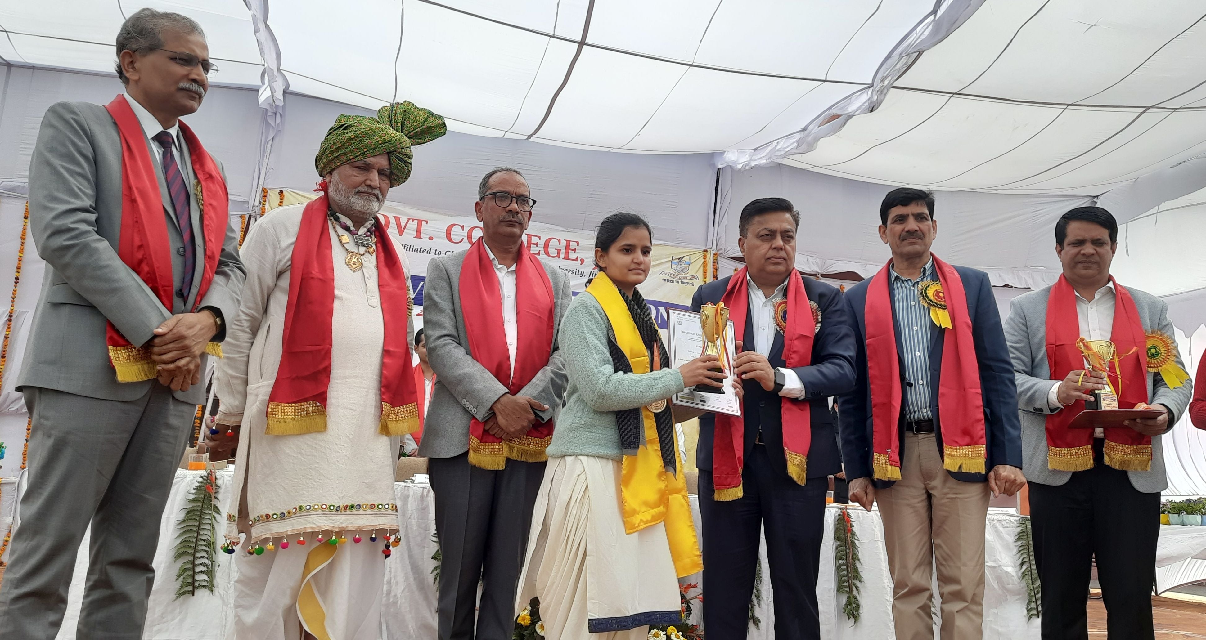 राजकीय काॅलेज के 54वां दीक्षांत समारोह में छात्रा को डिग्री देते हुए सीआरएसयू कुलपति डॉ. रणपाल 