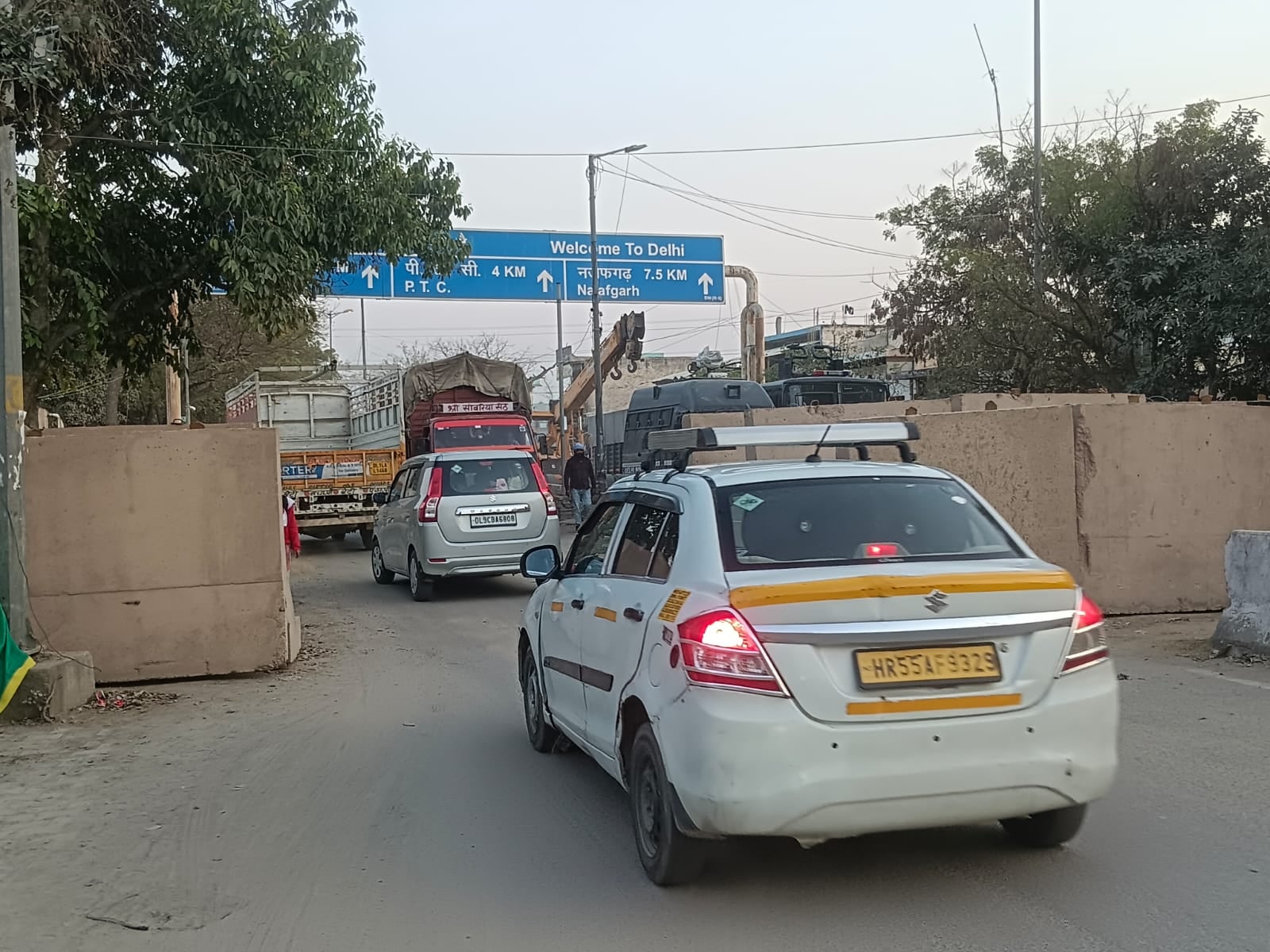 दिनों से बंद झाड़ोदा बॉर्डर शनिवार को खुला और गुजरते वाहन। दिनों से बंद झाड़ोदा बॉर्डर शनिवार को खुला और गुजरते वाहन।