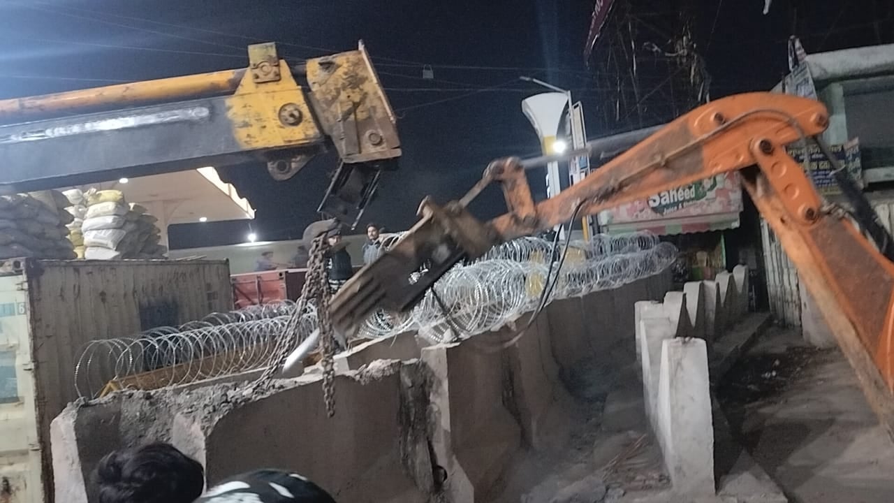 दिनों से बंद झाड़ोदा बॉर्डर शनिवार को खुला और गुजरते वाहन। दिनों से बंद झाड़ोदा बॉर्डर शनिवार को खुला और गुजरते वाहन।