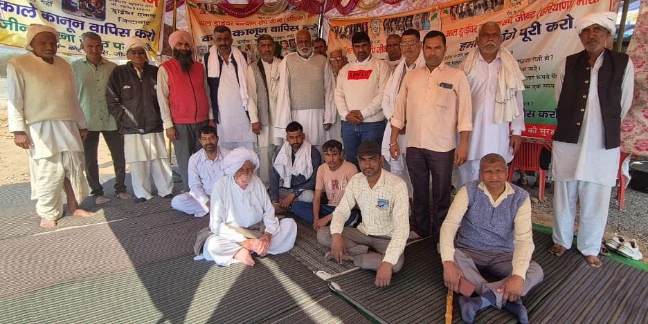 25जेएनडी12-खटकड़ टोल प्लाजा पर चल रहे ड्राइवरों के धरने पर बैठे लोग। स्वयं 25जेएनडी12-खटकड़ टोल प्लाजा पर चल रहे ड्राइवरों के धरने पर बैठे लोग। स्वयं