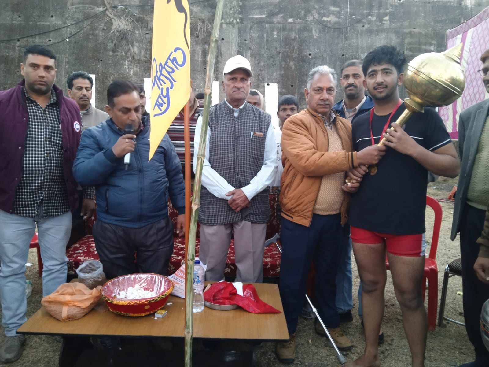 बिझड़ी के ताल स्टेडियम में विजेता पहलवान को सम्मानित करते मुख्यतिथि एवं अन्य। संवाद बिझड़ी के ताल स्टेडियम में विजेता पहलवान को सम्मानित करते मुख्यतिथि एवं अन्य। संवाद