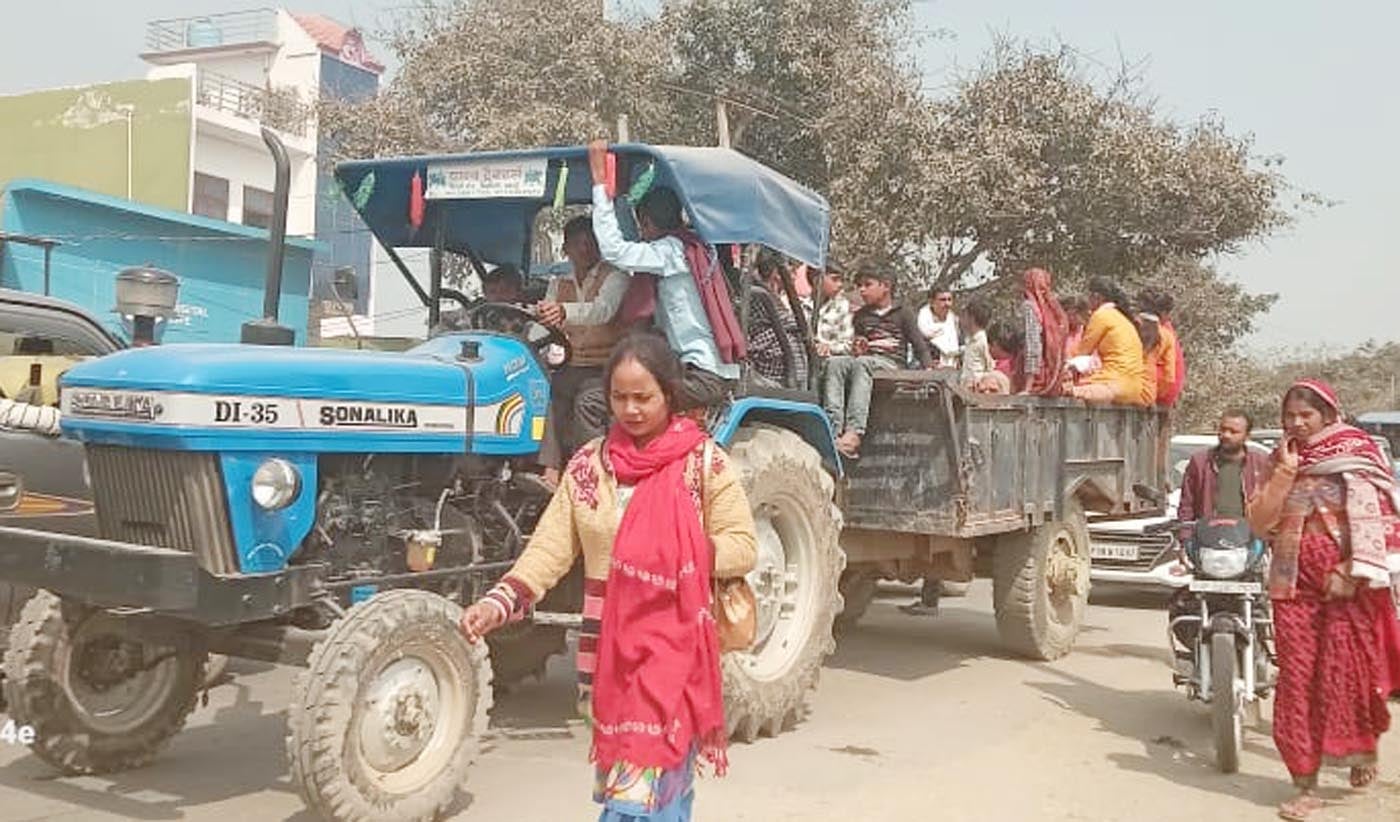 गंगा स्नान के दौरान लगे जाम से होकर पैदल निकलते श्रद्धालु। संवाद गंगा स्नान के दौरान लगे जाम से होकर पैदल निकलते श्रद्धालु। संवाद