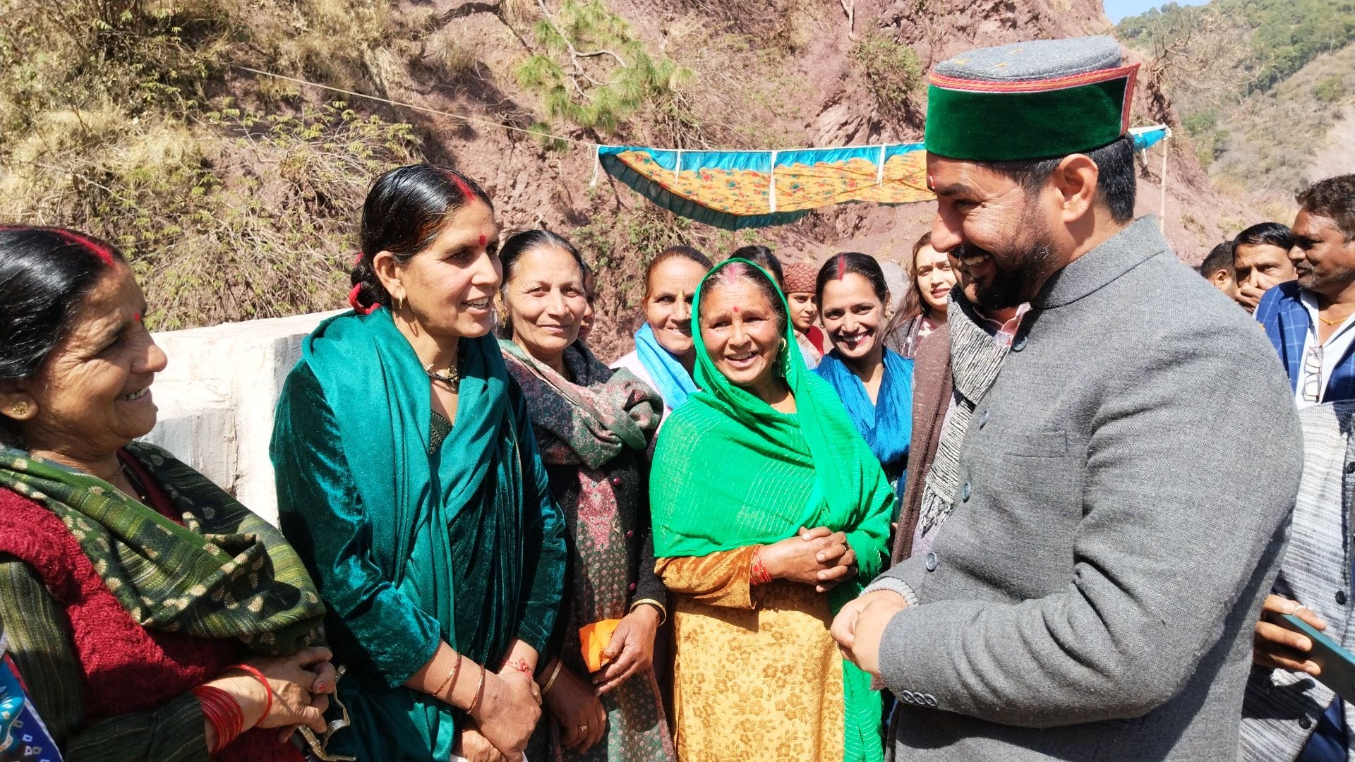गाही से जाबली संपर्क मार्ग का शिलान्यास करते विधायक विनोद सुल्तानपुरी। संवाद