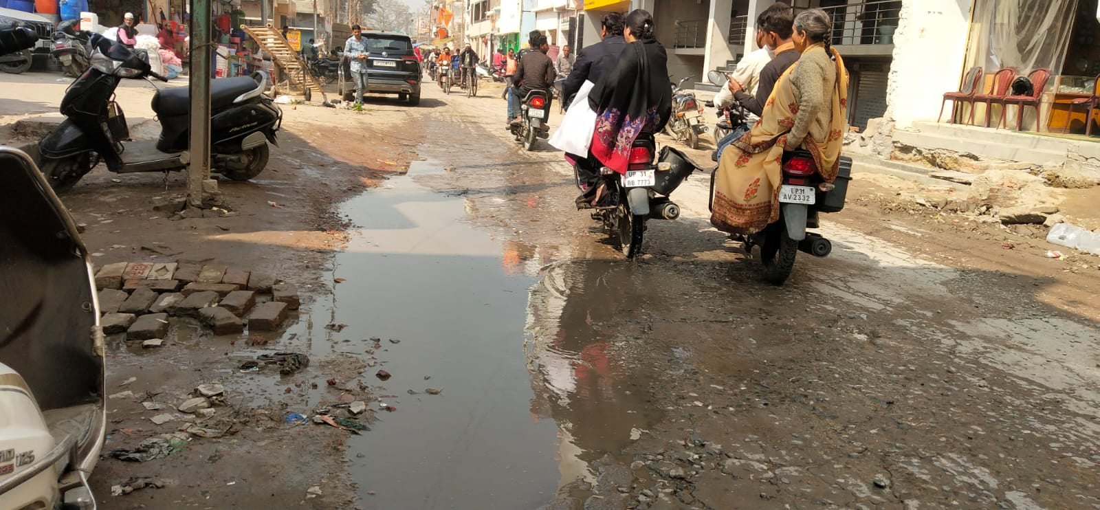 गांधी विद्यालय के पास ऊबड़ खाबड़ मार्ग से गुजरते वाहन-संवाद