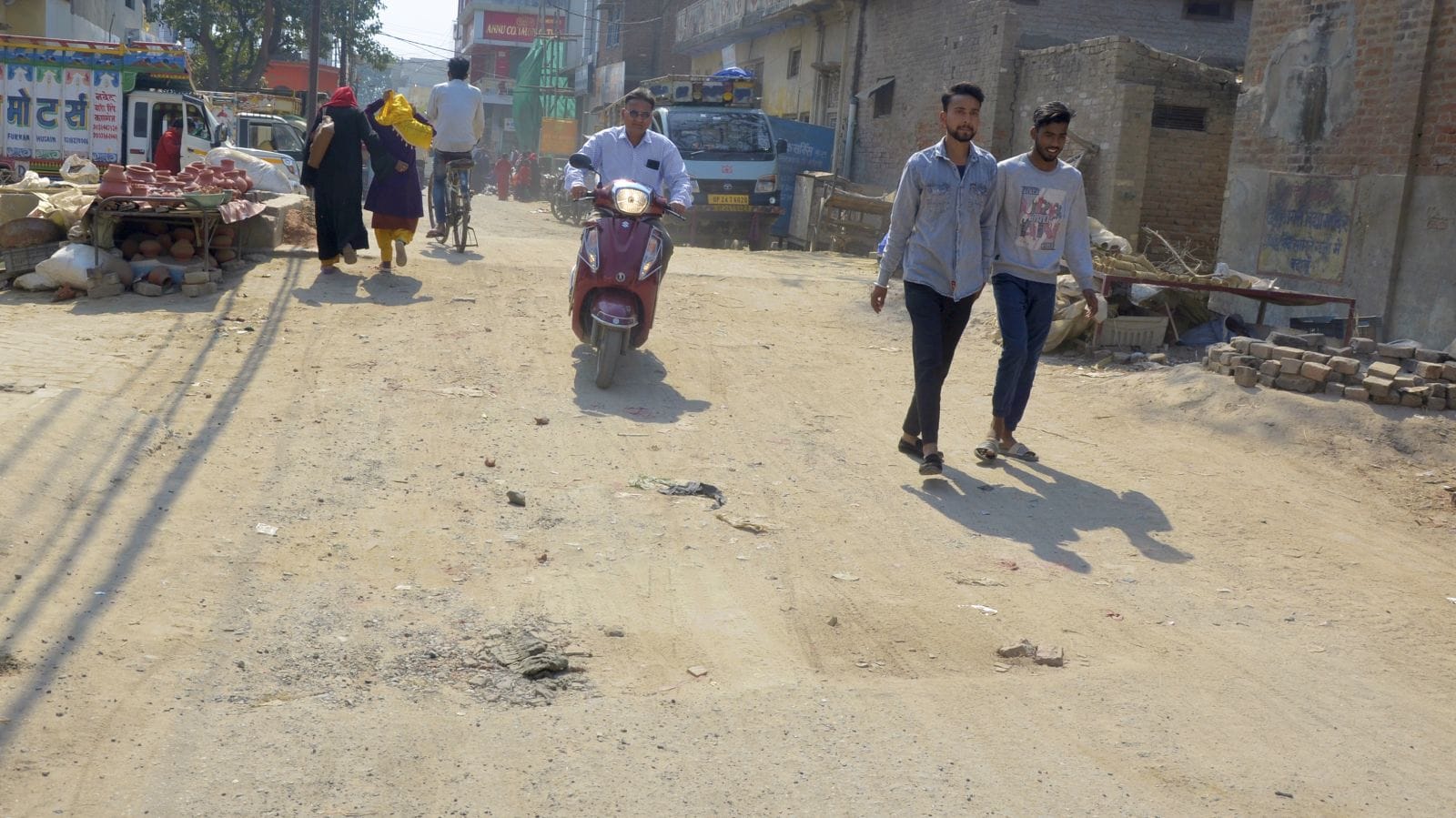 जफा की कोठी से शहबापुर को जाने वाली टूटी पड़ी सड़क। संवाद