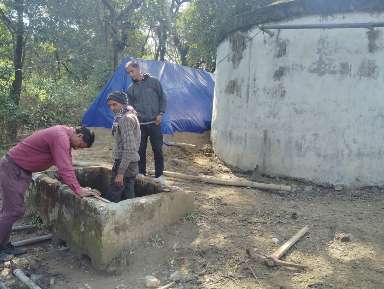 जल शक्ति विभाग के उप मंडल नादौन का ब्लॉक रिसोर्स कोऑर्डिनेटर लिए गए पानी के सैंपलों की मौके पर 