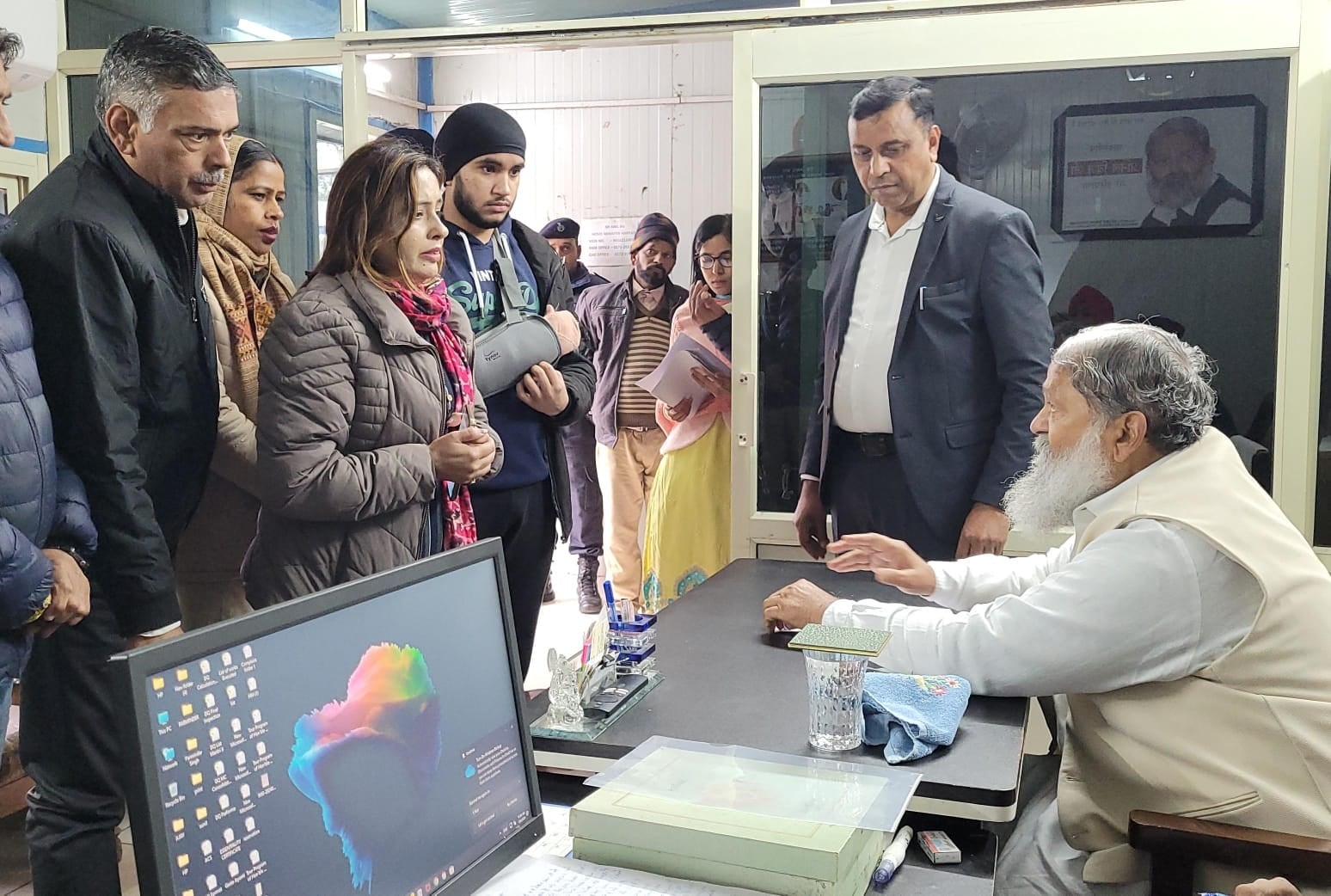 मंत्री आवास पर खड़े प्रदेश के अलग-अलग जिलों से आए फरियादी। संवाद मंत्री आवास पर खड़े प्रदेश के अलग-अलग जिलों से आए फरियादी। संवाद