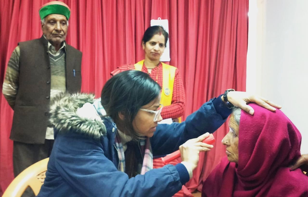 दाड़लाघाट की ग्राम पंचायत रौड़ी में आयोजित स्वास्थ्य शिविर में रोगी की जांच करते चिकित्सक। संवा