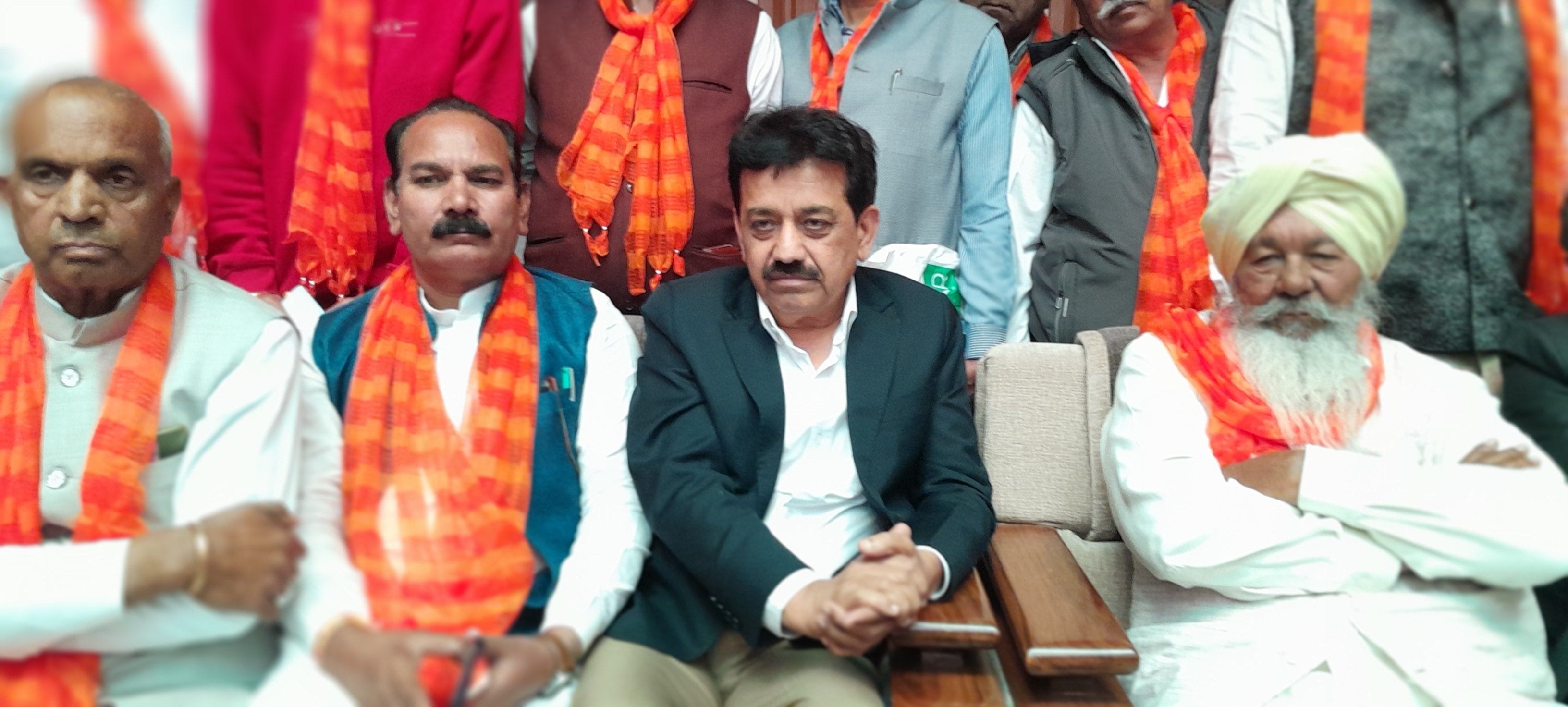 25जेएनडी17 : बैठक के बाद पत्रकारों से बातचीत करते दिलबाग सिंह सैनी व अन्य नेता। संवाद 25जेएनडी17 : बैठक के बाद पत्रकारों से बातचीत करते दिलबाग सिंह सैनी व अन्य नेता। संवाद