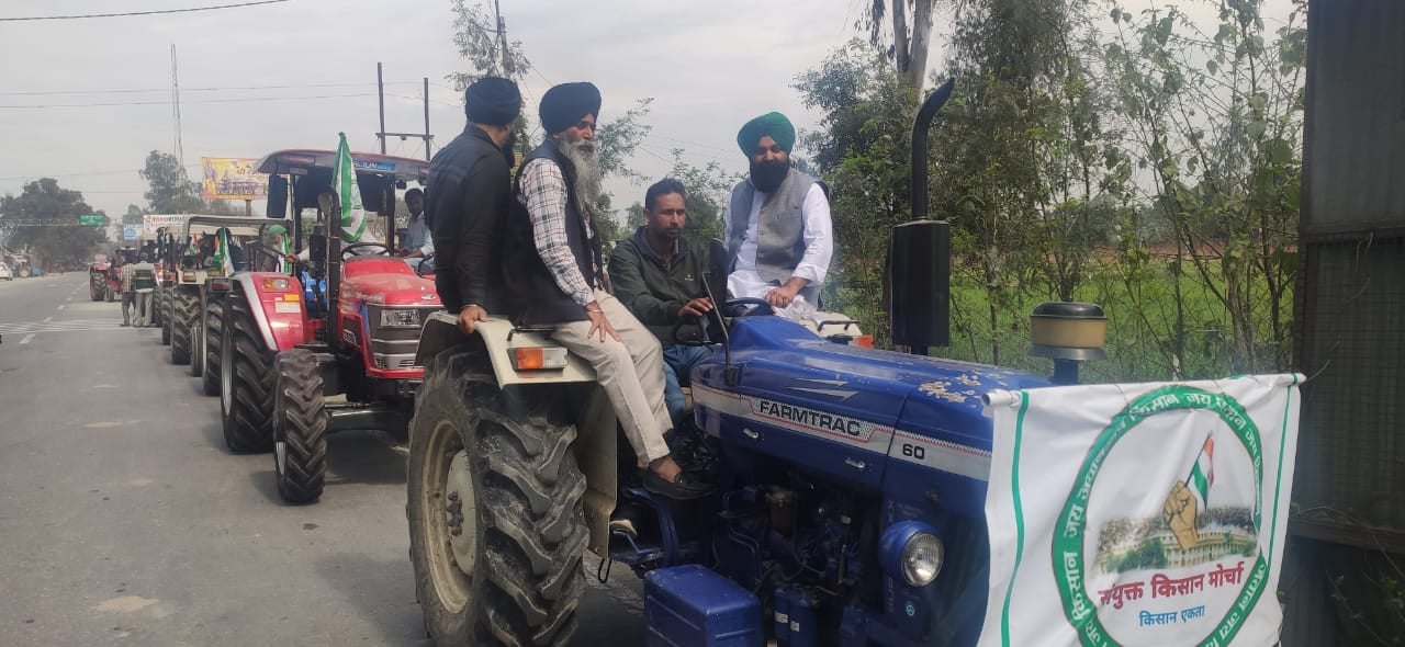 बिलसंडा में प्रदर्शन करते किसान यूनियन टिकैत संगठन के कार्यकर्ता । संवाद