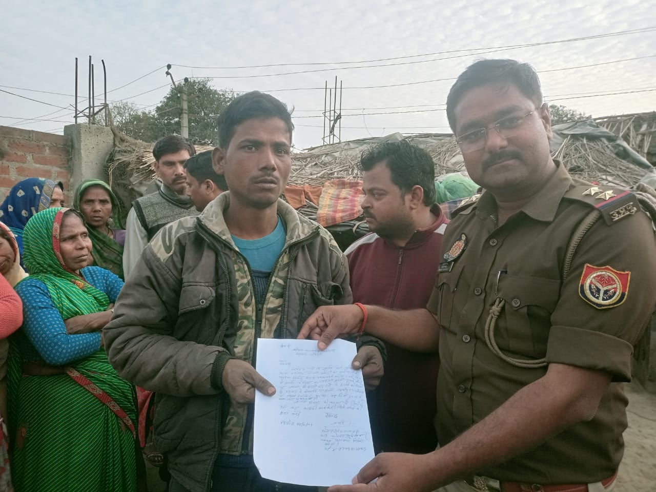 चोरहा-खुर्रमनगर में मौजूद ग्रामीणों और पुलिस की भीड़ -संवाद