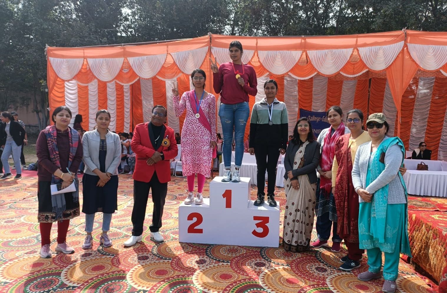 फोटो 12- सोनीपत के हिंदू शिक्षण महाविद्यालय की खेलकूद प्रतियोगिता में विजेता खिलाड़ियों के साथ फोटो 12- सोनीपत के हिंदू शिक्षण महाविद्यालय की खेलकूद प्रतियोगिता में विजेता खिलाड़ियों के साथ