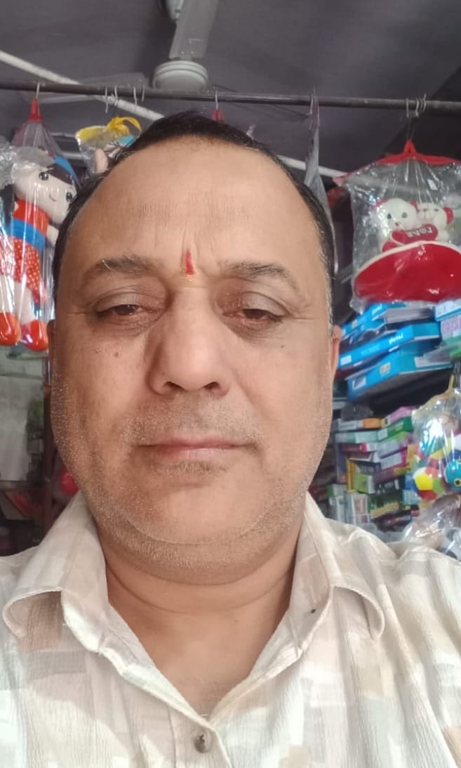 सड़क पर जलभराव के बीच फंस ऑटो। संवाद सड़क पर जलभराव के बीच फंस ऑटो। संवाद