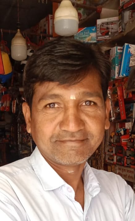 सड़क पर जलभराव के बीच फंस ऑटो। संवाद सड़क पर जलभराव के बीच फंस ऑटो। संवाद