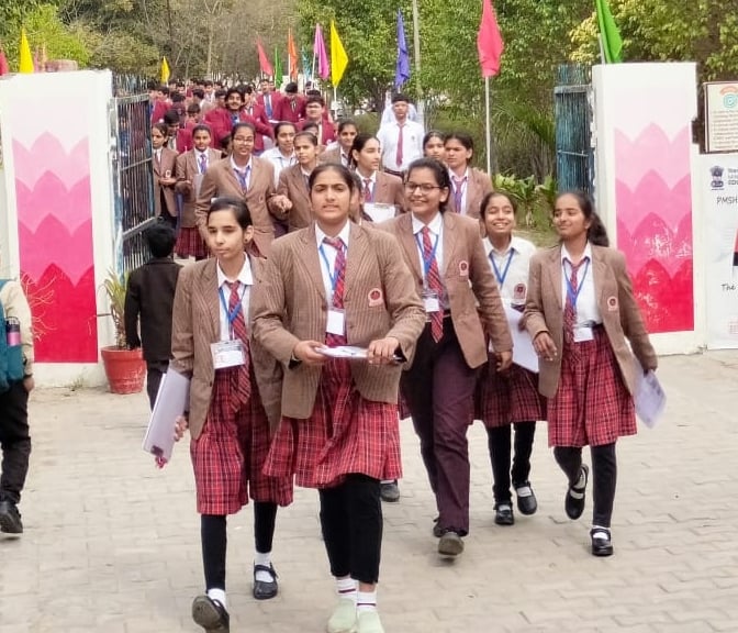 26सीटीके01... दिल्ली रोड स्थित केंद्रीय विद्यालय में 10वीं सीबीएसई की परिक्षा देने के बाद बाहर 26सीटीके01... दिल्ली रोड स्थित केंद्रीय विद्यालय में 10वीं सीबीएसई की परिक्षा देने के बाद बाहर