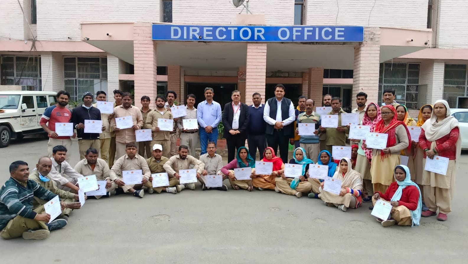 26सीटीके22...पीजीआई में सफाई कर्मचारियों को सर्टिफिकेट देते डायरेक्टर डॉ. शमशेर सिंह लोहचब। स्र