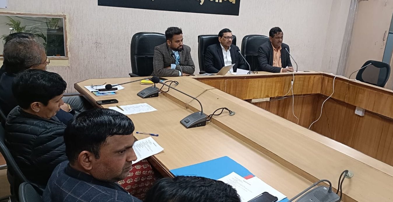 27जेएनडी17: स्वास्थ्य विभाग के अधिकारियों की बैठक लेते हुए सीएमओ डॉ. गोपाल गोयल। स्वयं