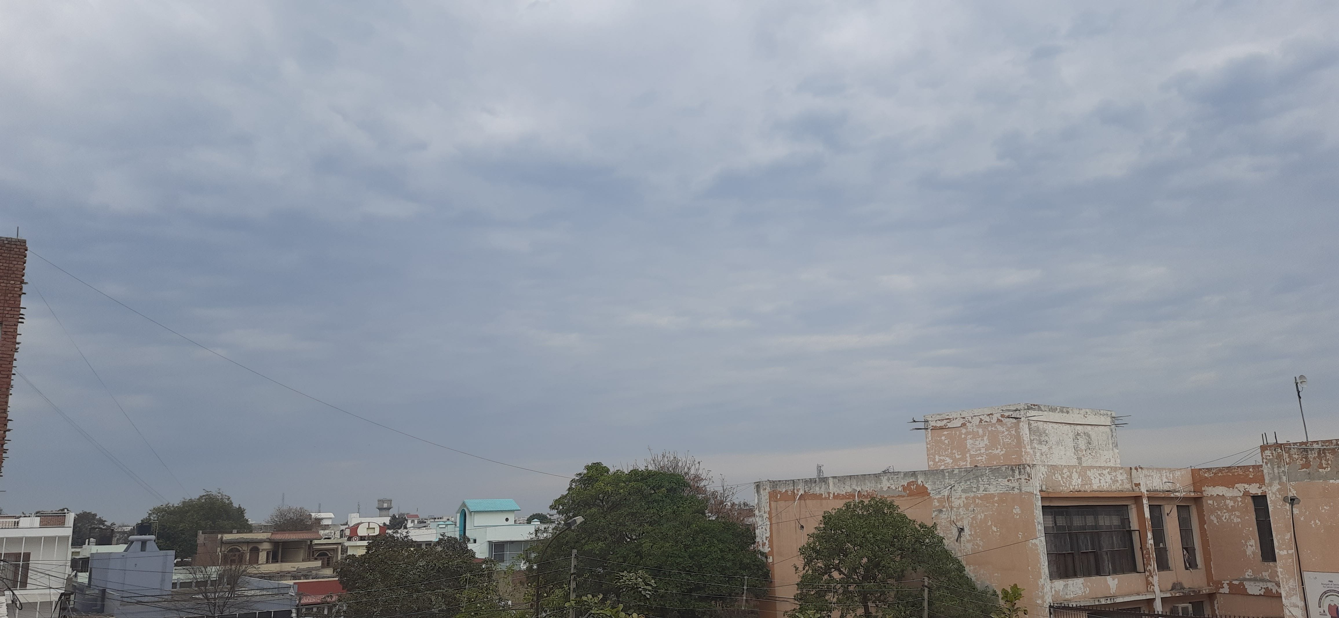 27जेएनडी19 : आसमान में मंगलवार को पूरा दिन छाए रहे बादल। संवाद