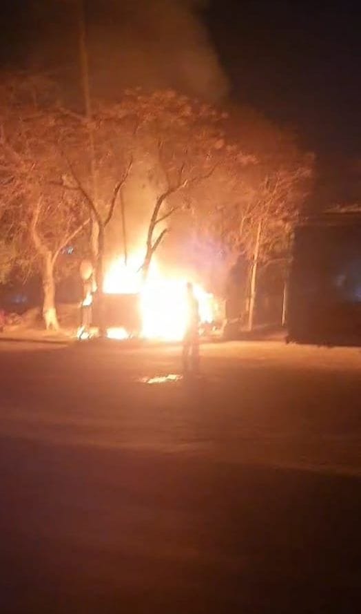 27जेएनडी40 : पुलिस अधीक्षक निवास के सामने लगी आग से उठती लपटें। संवाद 27जेएनडी40 : पुलिस अधीक्षक निवास के सामने लगी आग से उठती लपटें। संवाद
