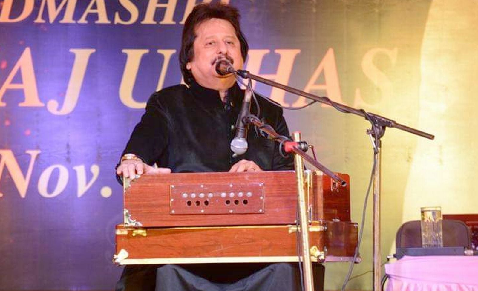 बदायूं के यूनियन क्लब में 2016 में स्मृति वंदन महोत्सव में गजल सुनाते गजल गायक पंकज उदास- फाइल बदायूं के यूनियन क्लब में 2016 में स्मृति वंदन महोत्सव में गजल सुनाते गजल गायक पंकज उदास- फाइल