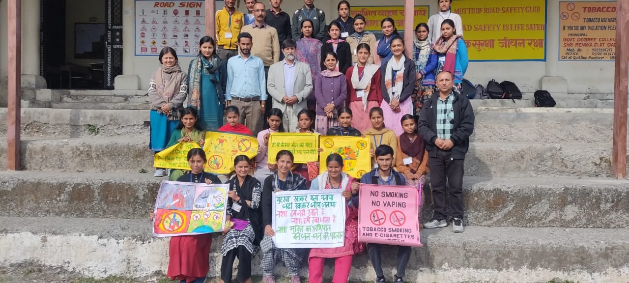 डिग्री कालेज ददाहू में नशा निवारण विषय पर आयोजित सैमीनार में हिस्सा लेते विद्धार्थी। संवाद