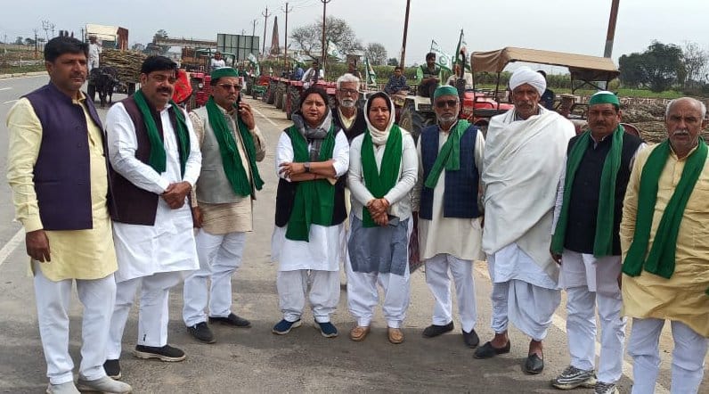 झिंझाना बिडौली में ट्रैक्टर मार्च के दौरान सड़क पर बैठे भाकियू के युवा जिलाध्यक्ष आशीष चौधरी अन झिंझाना बिडौली में ट्रैक्टर मार्च के दौरान सड़क पर बैठे भाकियू के युवा जिलाध्यक्ष आशीष चौधरी अन