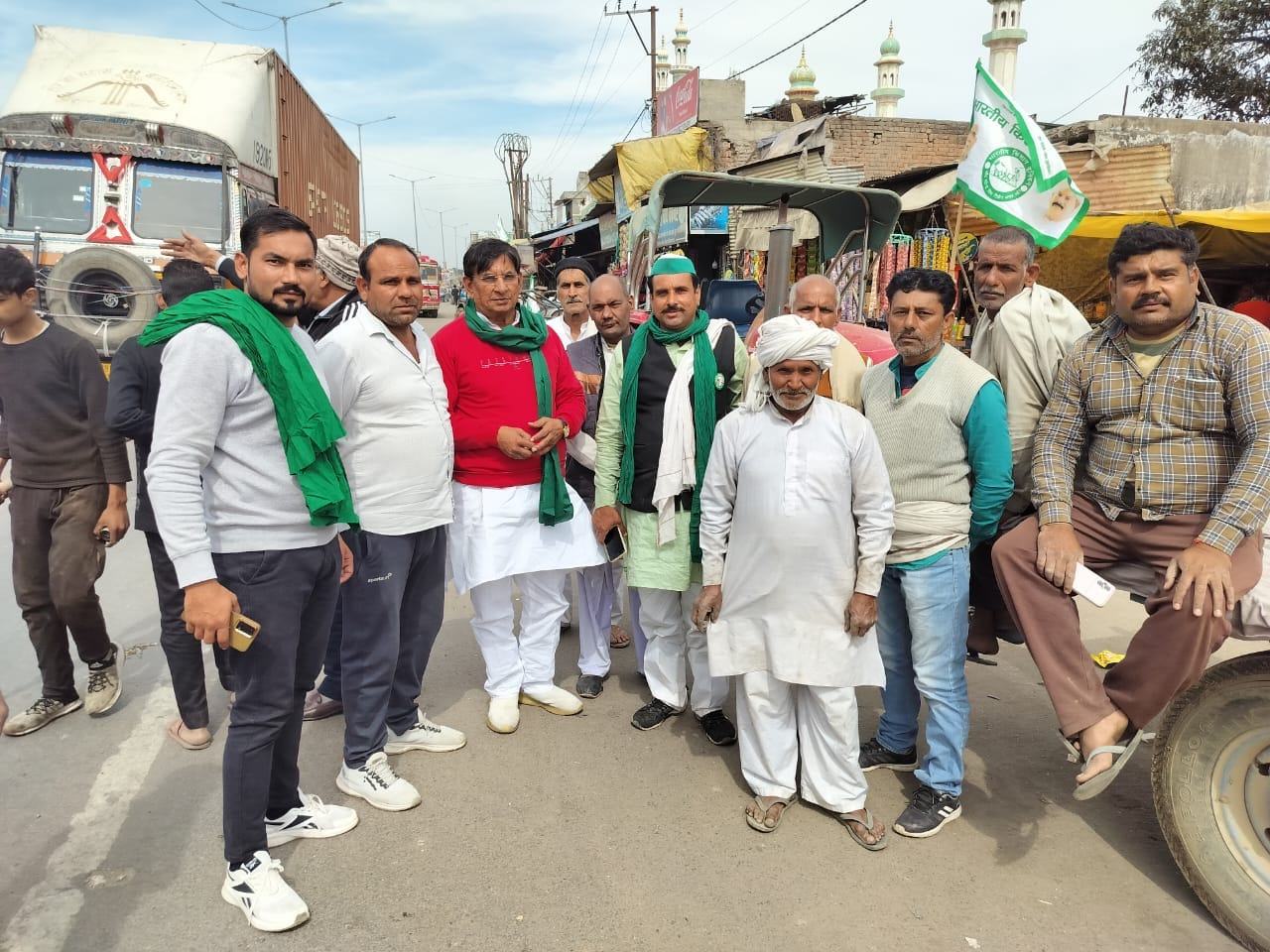 झिंझाना बिडौली में ट्रैक्टर मार्च के दौरान सड़क पर बैठे भाकियू के युवा जिलाध्यक्ष आशीष चौधरी अन झिंझाना बिडौली में ट्रैक्टर मार्च के दौरान सड़क पर बैठे भाकियू के युवा जिलाध्यक्ष आशीष चौधरी अन