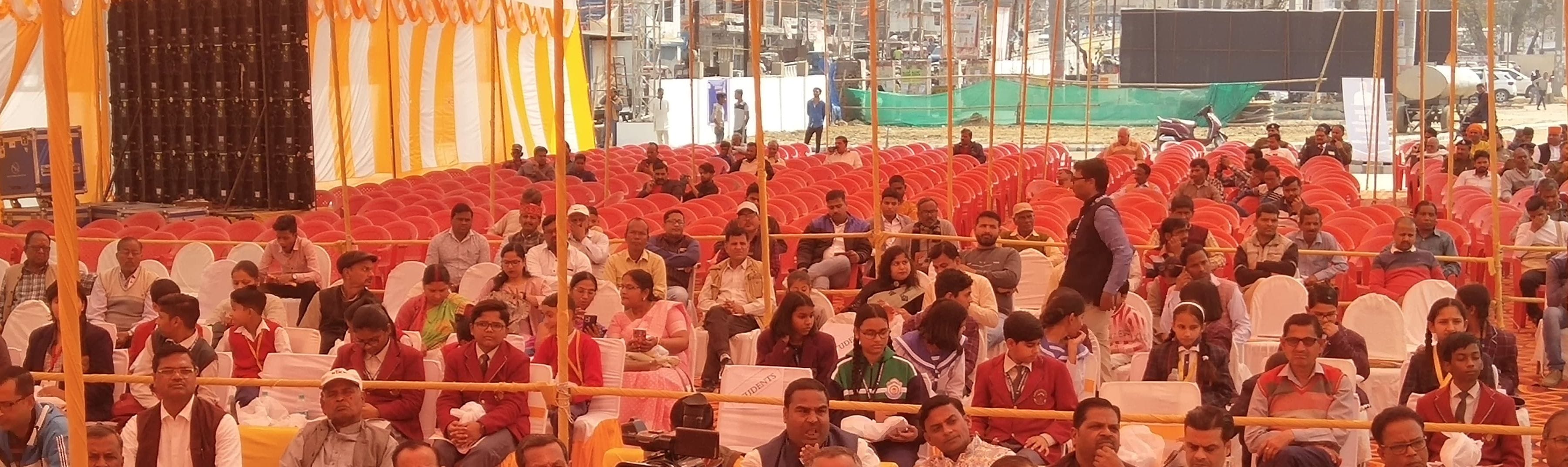 लखीमपुर स्टेशन पर शिलान्यास कार्यक्रम के दौरान मौजूद अतिथि- संवाद लखीमपुर स्टेशन पर शिलान्यास कार्यक्रम के दौरान मौजूद अतिथि- संवाद