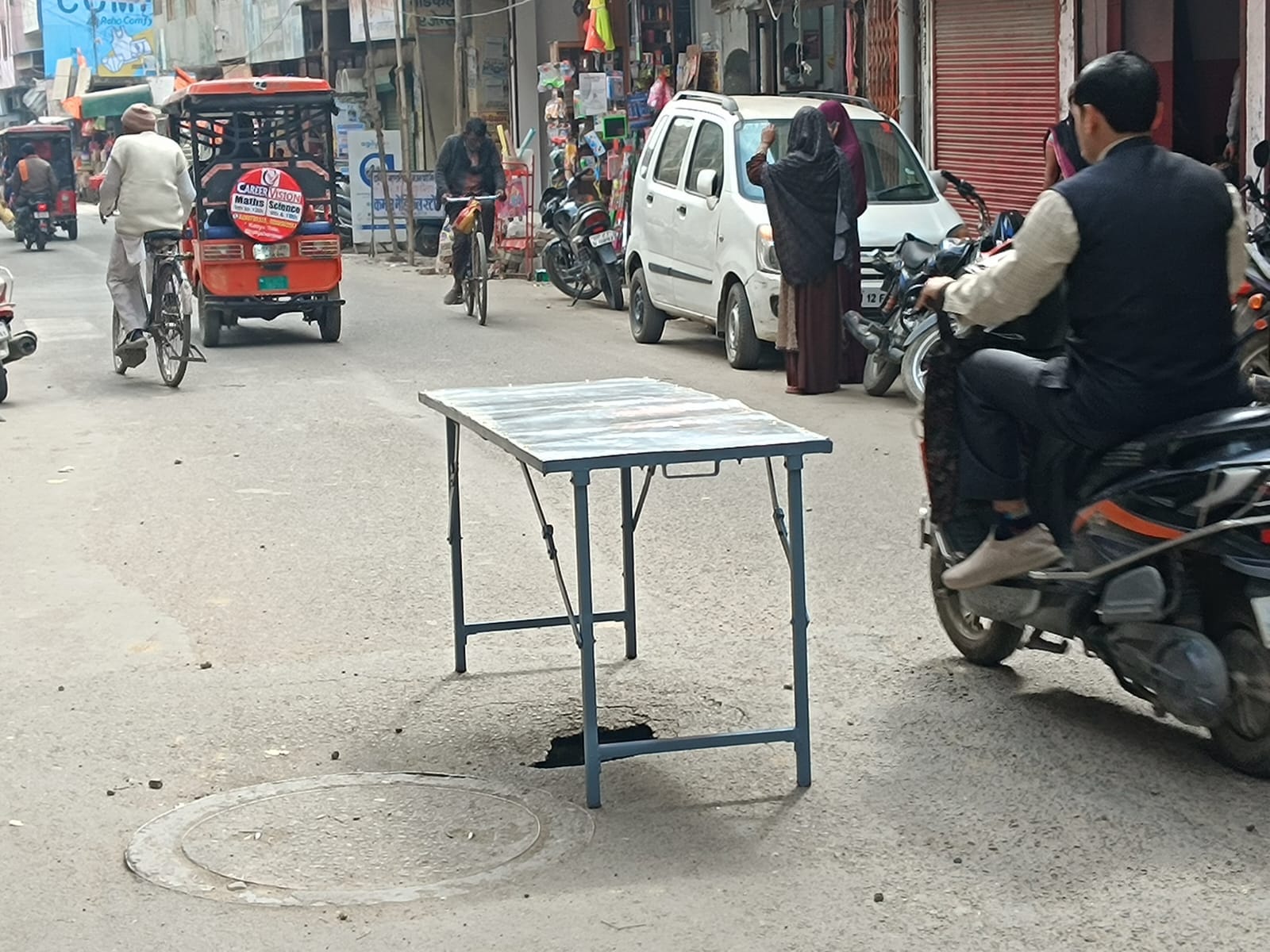 शाहजहांपुर में बेरी चौकी से केरुगंज मार्ग पर ई-बस का पहिया गड्ढे में फंसने के बाद लगा जाम। संवा शाहजहांपुर में बेरी चौकी से केरुगंज मार्ग पर ई-बस का पहिया गड्ढे में फंसने के बाद लगा जाम। संवा