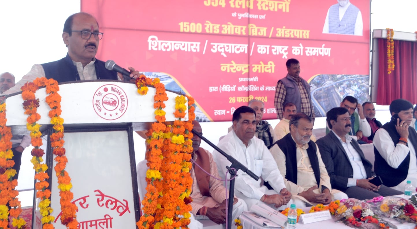 शामली रेलवे स्टेशन पर ओवर ब्रिज शिलान्यास समारोह में सांस्कृतिक कार्यक्रम प्रस्तुत करती छात्र शामली रेलवे स्टेशन पर ओवर ब्रिज शिलान्यास समारोह में सांस्कृतिक कार्यक्रम प्रस्तुत करती छात्र