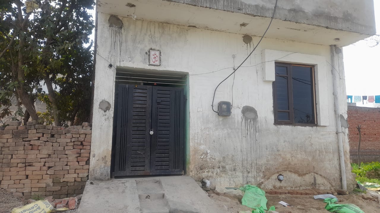 विकासपुरी में बेसहारा सांड के हमले को लेकर रोष जताते हुए स्थानीय लोग : संवाद विकासपुरी में बेसहारा सांड के हमले को लेकर रोष जताते हुए स्थानीय लोग : संवाद