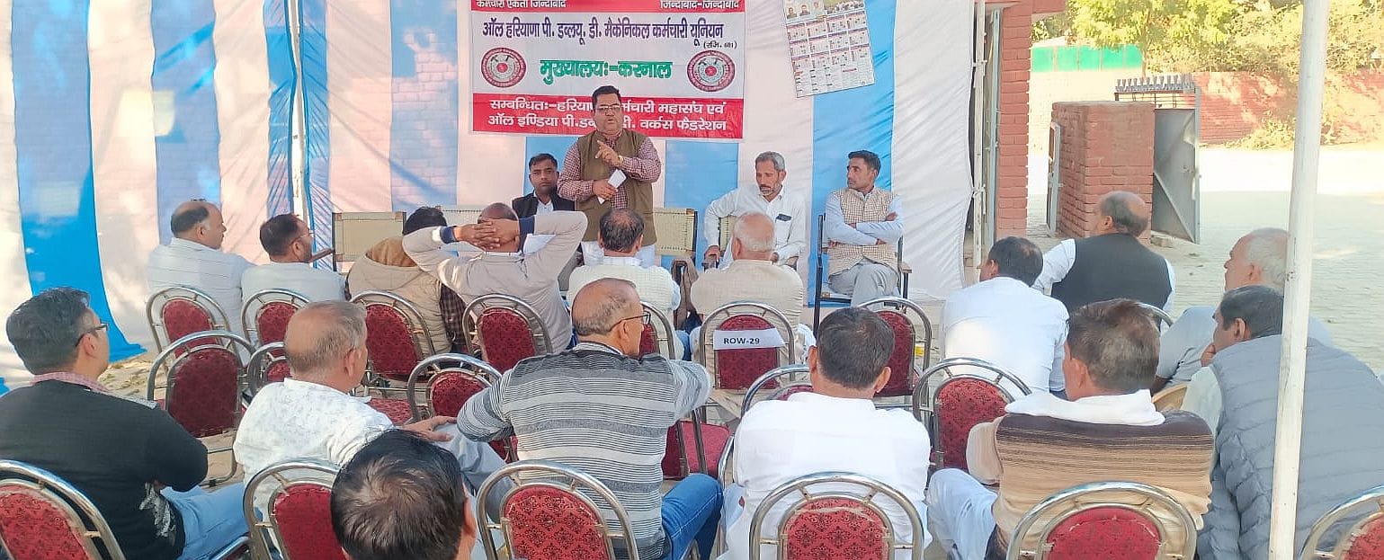 27जेएनडी13: मीटिंग को संबोधित करते हुए वक्ता। स्त्रोत संगठन 27जेएनडी13: मीटिंग को संबोधित करते हुए वक्ता। स्त्रोत संगठन