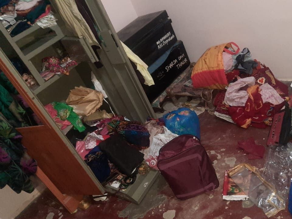 27जेएनडी16 : घर के अंदर रखी अलमारी, जिसको चोरों ने खंगाला। सोशल मीडिया