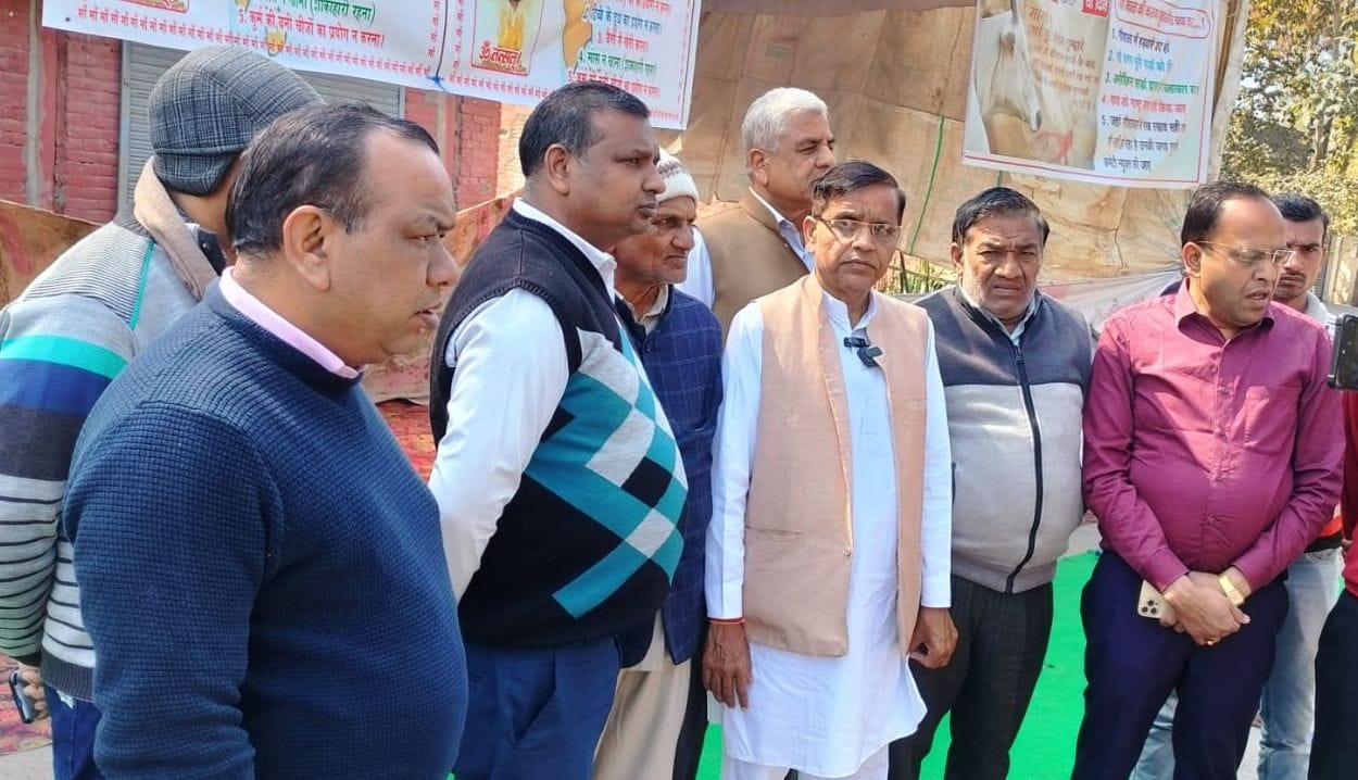 28जेएनडी05: व्यापारियों के साथ महाबीर कंप्यूटर। स्रोत व्यापार मंडल 28जेएनडी05: व्यापारियों के साथ महाबीर कंप्यूटर। स्रोत व्यापार मंडल