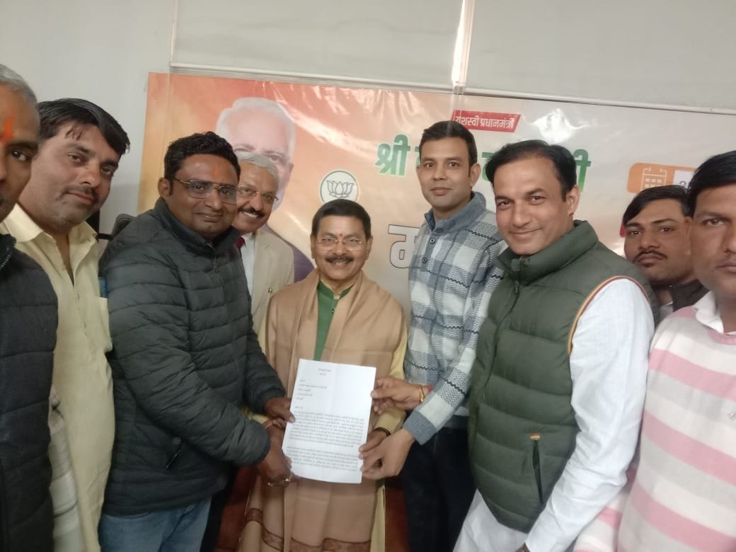 28जेएनडी10: लोकसभा व विधानसभा में सीटों की मांग का ज्ञापन सौंपते हुए समाज के लोग।