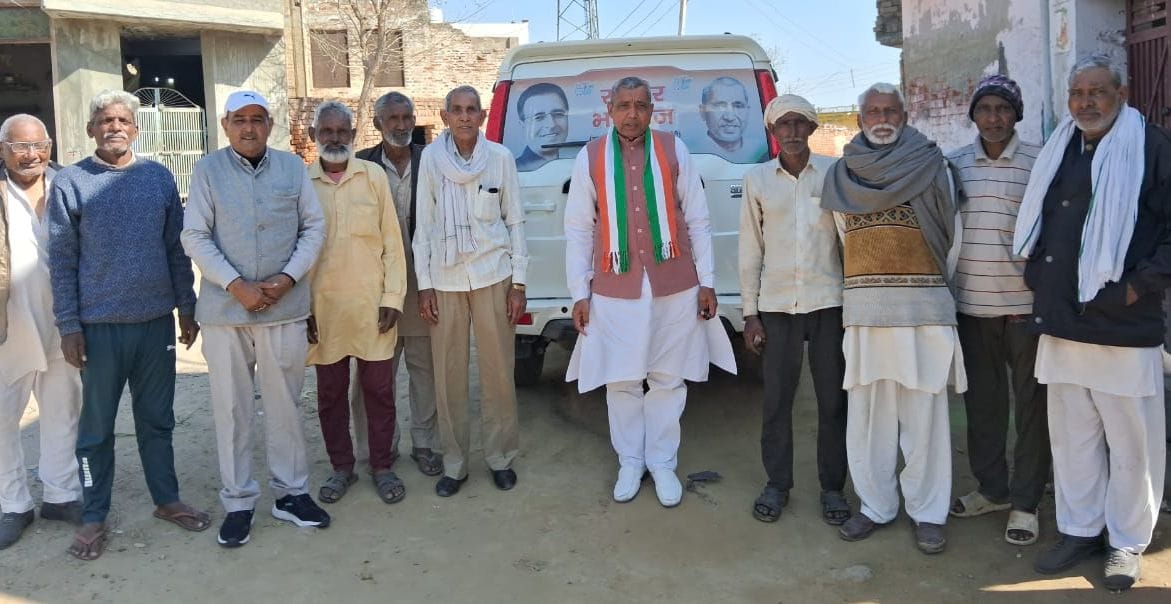 28जेएनडी16 : गांव जुलानी में लोगाें के बीच पहुंचे रघुबीर भारद्वाज। विज्ञप्ति