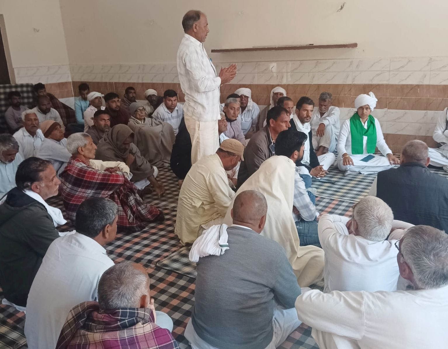 28जेएनडी17: डाहौला गांव में ग्रामीणों को संबोधित करते किसान नेता। संवाद