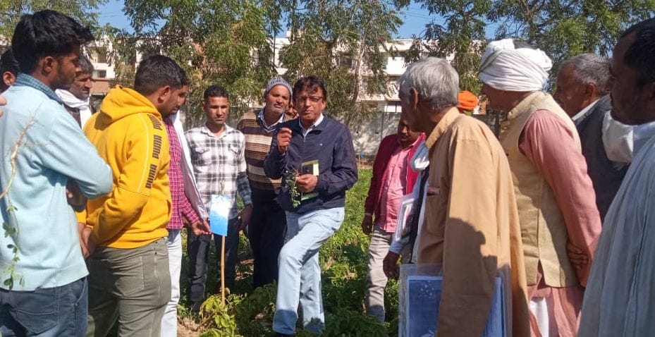 28जेएनडी22: किसानों को प्राकृतिक खेती का प्रशिक्षण देते हुए डॉ. सुभाष। विज्ञप्ति। 28जेएनडी22: किसानों को प्राकृतिक खेती का प्रशिक्षण देते हुए डॉ. सुभाष। विज्ञप्ति।