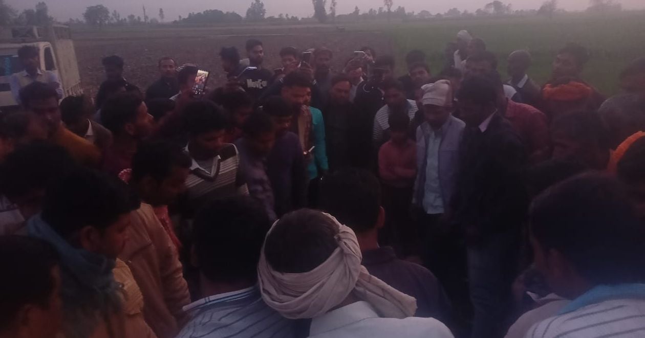 अंतिम संस्कार के दौरान गांव में मौजूद पुलिस व ग्रामीण- संवाद अंतिम संस्कार के दौरान गांव में मौजूद पुलिस व ग्रामीण- संवाद