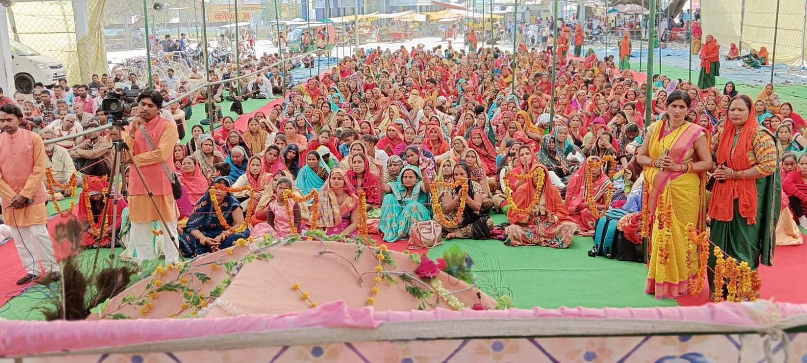 बीसलपुर के रामलीला मैदान पर प्रवचन देते घट-घट वासी । संवाद