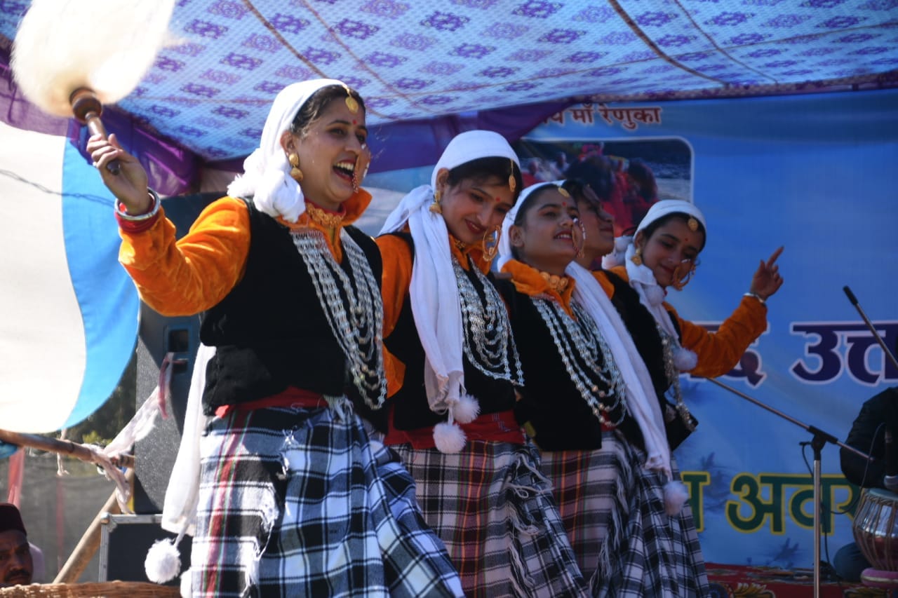 डुंडा विकास मेले के अंतिम दिन सांस्कृतिक प्रस्तुति देते संवेदना समूह के कलाकार। स्रोत जागरूक पा डुंडा विकास मेले के अंतिम दिन सांस्कृतिक प्रस्तुति देते संवेदना समूह के कलाकार। स्रोत जागरूक पा