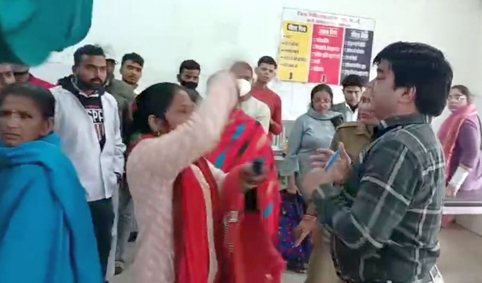जिला अस्पताल में भर्ती पति के हमले में घायल सोमवती।संवाद जिला अस्पताल में भर्ती पति के हमले में घायल सोमवती।संवाद
