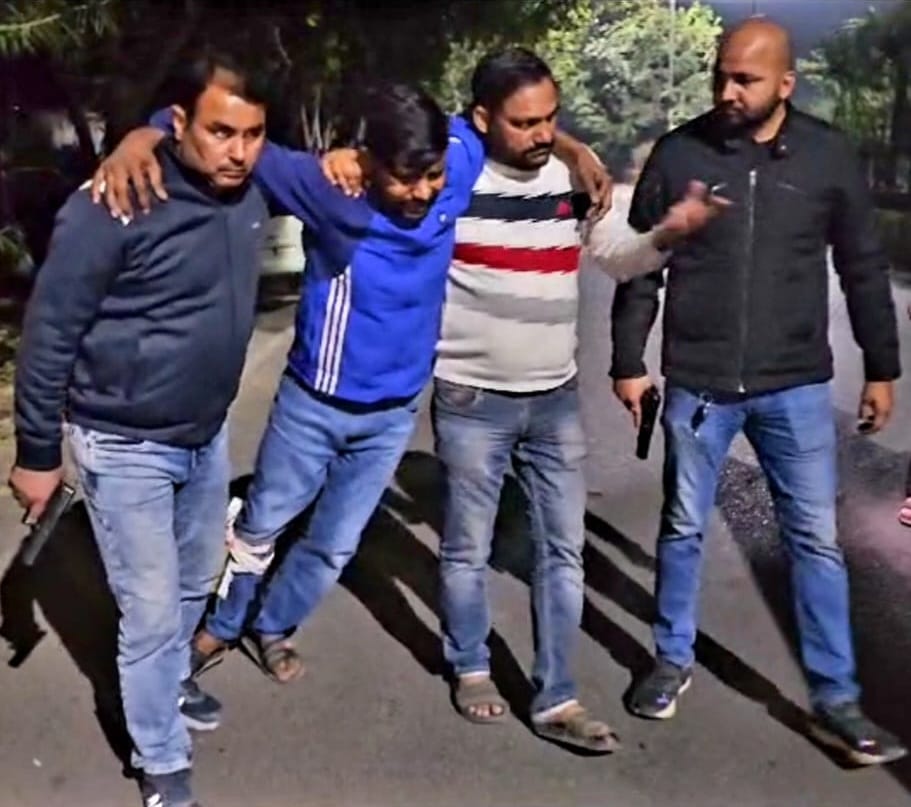 मुठभेड़ के बाद पकड़े गए आरोपी।