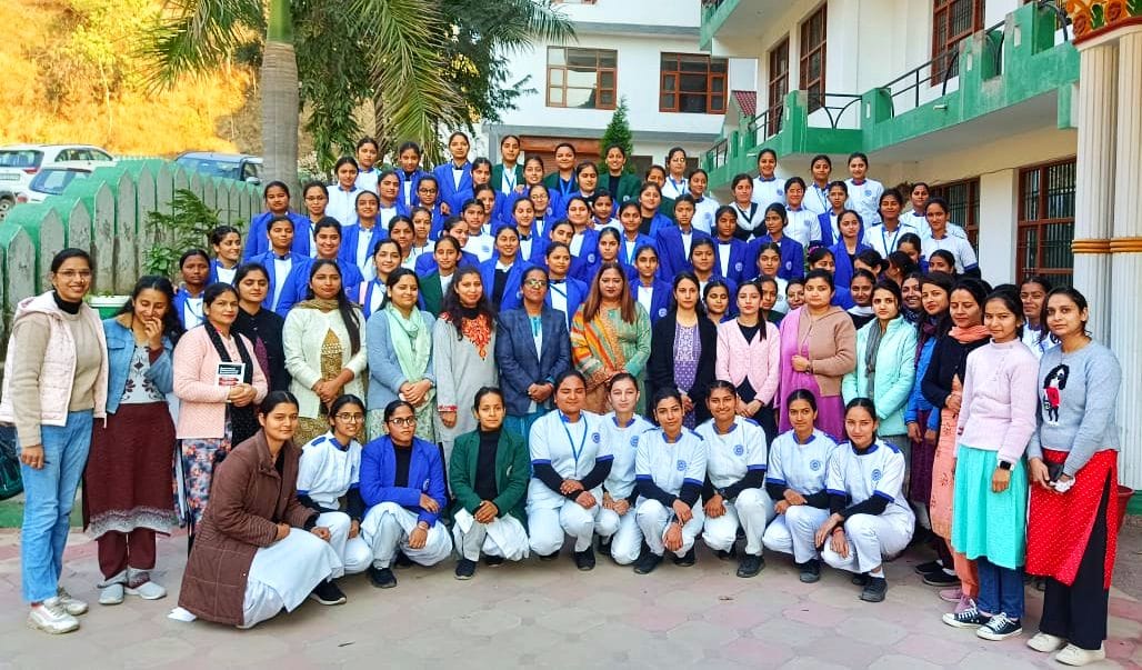 नालागढ़ के अवस्थी नर्सिंग कॉलेज में आयोजित अमर उजाला अपराजिता कार्यक्रम में जानकारी देती उपनिर नालागढ़ के अवस्थी नर्सिंग कॉलेज में आयोजित अमर उजाला अपराजिता कार्यक्रम में जानकारी देती उपनिर
