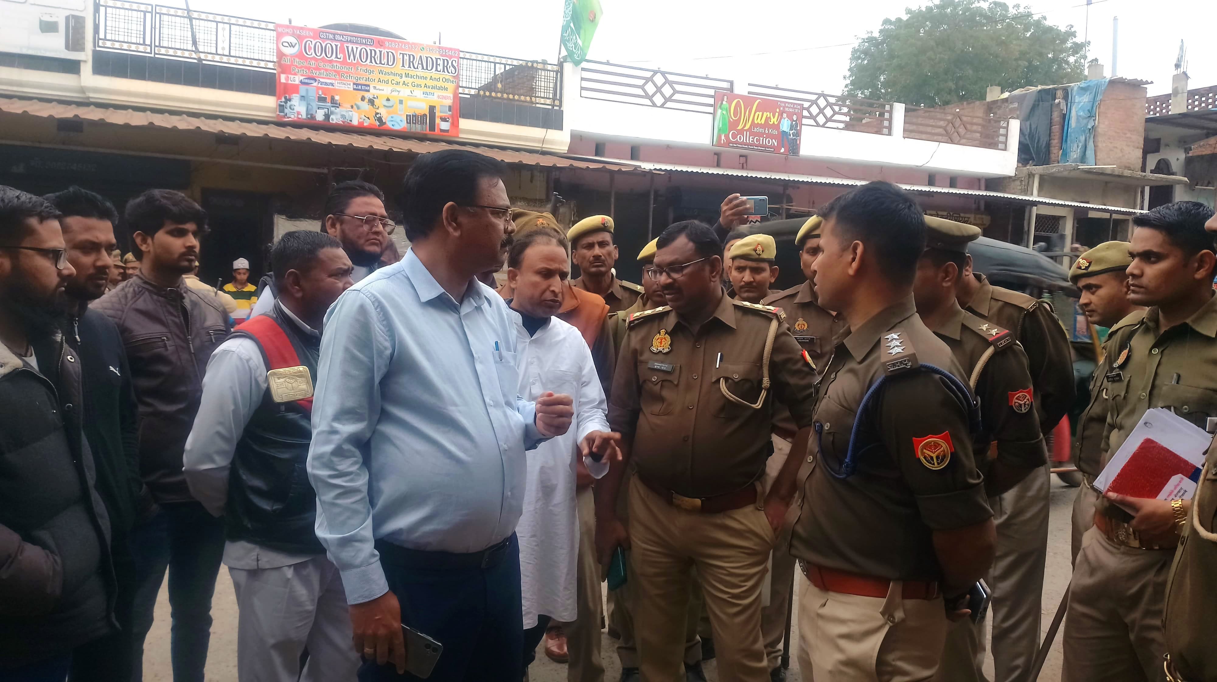 देवीगंज बाजार में पटाखा व्यापारी के यंहा छापेमारी करती पुलिस।        संवाद