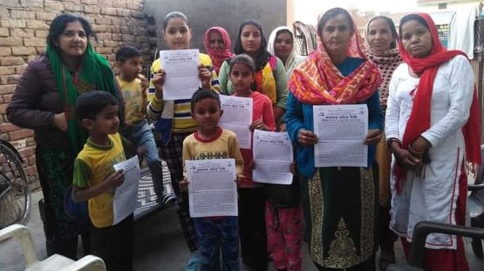 28जेएनडी19-रैली को लेकर शहर में पर्चे वितरित करते हुए माकपा नेत्री सविता और अन्य। स्रोत पार्टी 28जेएनडी19-रैली को लेकर शहर में पर्चे वितरित करते हुए माकपा नेत्री सविता और अन्य। स्रोत पार्टी
