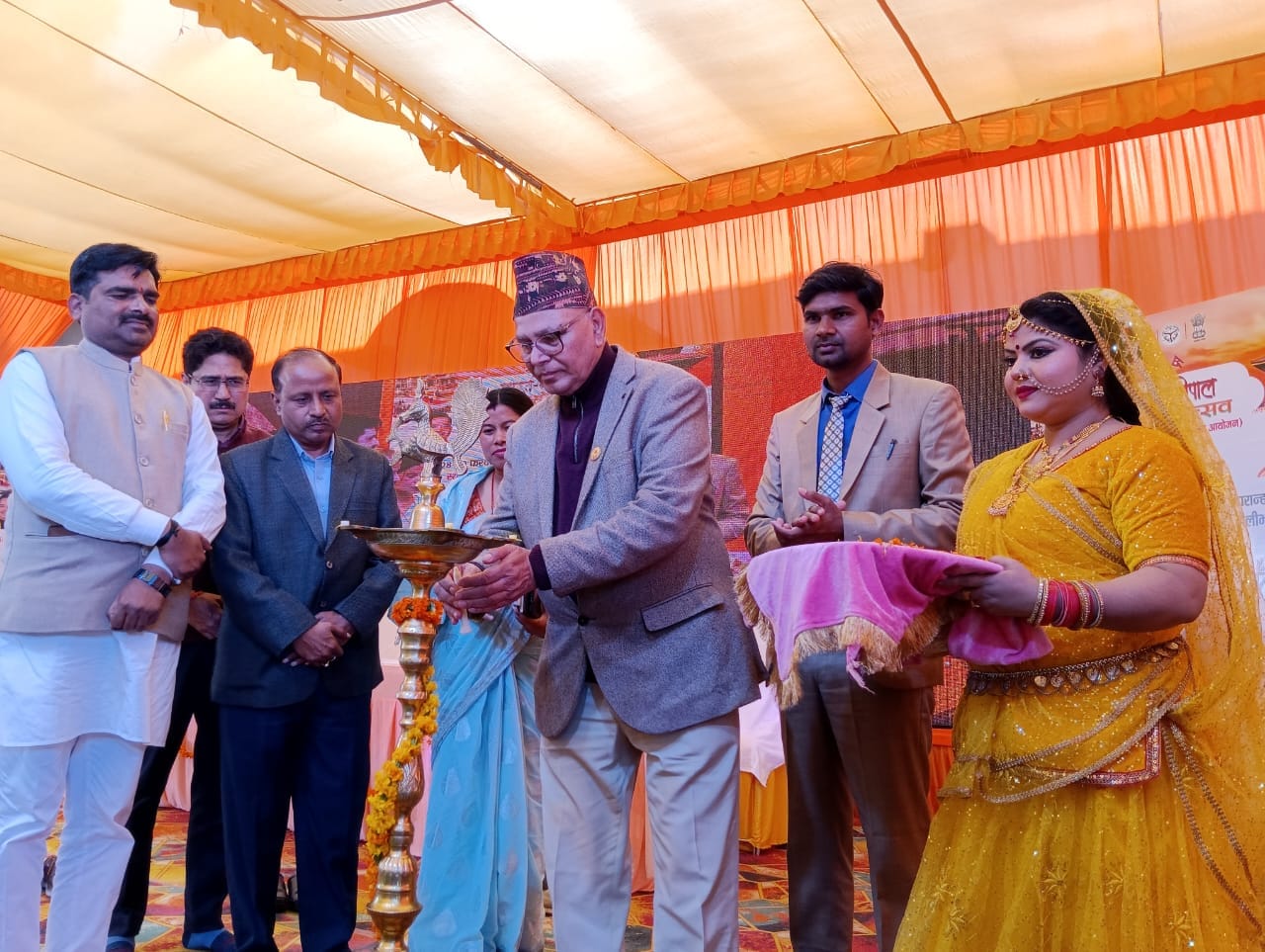 शहर के गांधी प्रेक्षाग्रह परिसर में आयोजित भारत - नेपाल मैत्री महोत्सव में खेली गई फूलो की होल शहर के गांधी प्रेक्षाग्रह परिसर में आयोजित भारत - नेपाल मैत्री महोत्सव में खेली गई फूलो की होल