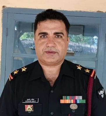 शामली के गांव गोहर पुर निवासी विलाप करते मृतक जवान के परिजन शामली के गांव गोहर पुर निवासी विलाप करते मृतक जवान के परिजन